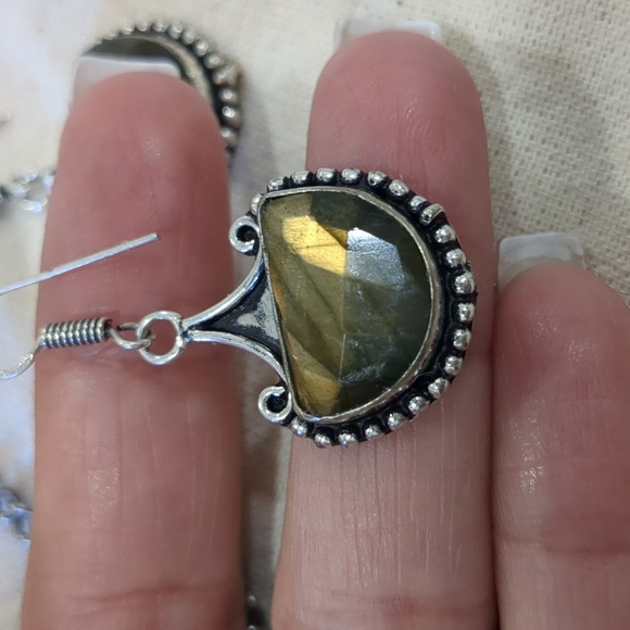 Genuine Labradorite Curated Bundle - Picture 6 of 16